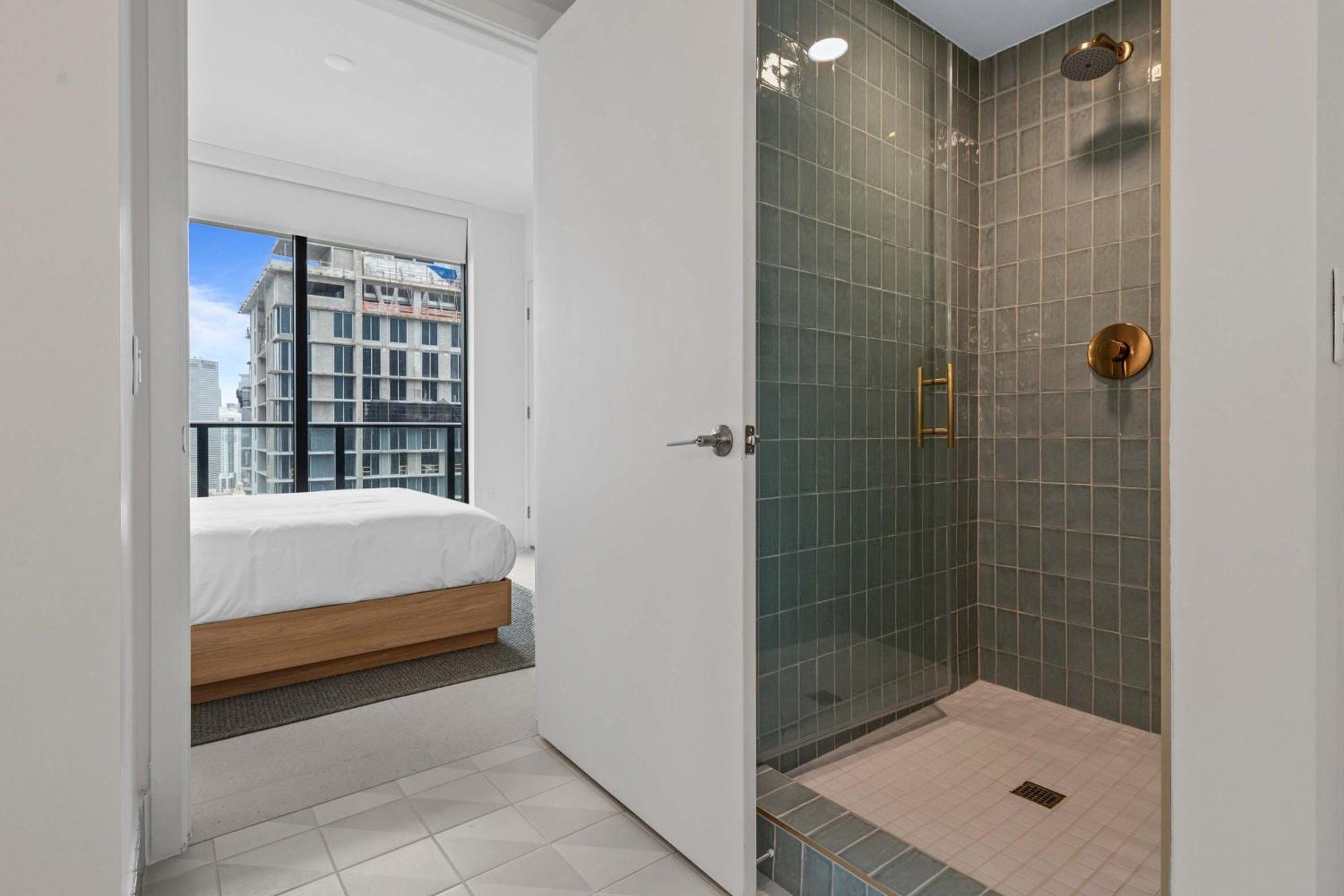 Bayside Breeze - Luxury Downtown