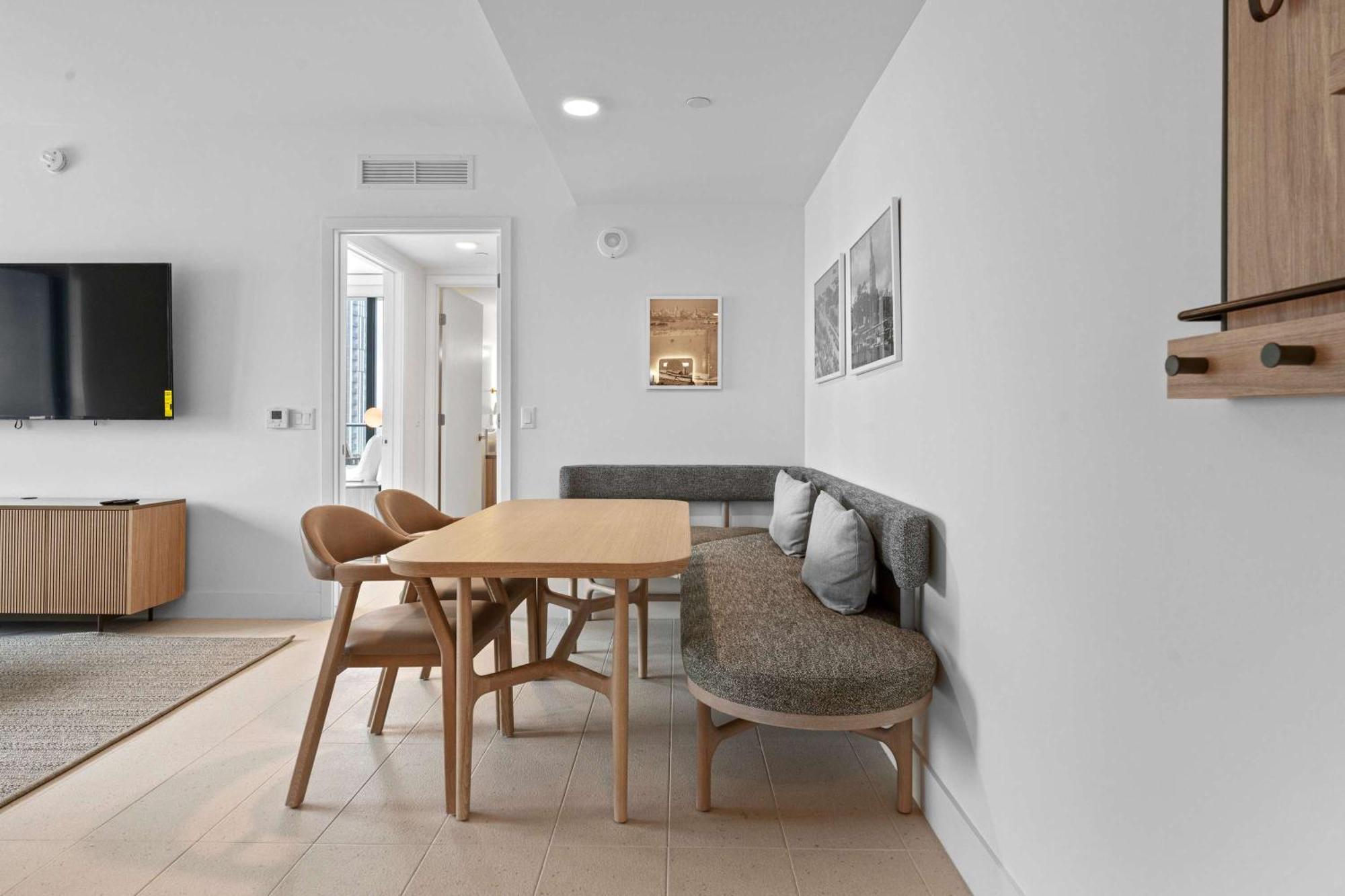 Bayside Breeze - Luxury Downtown Apartment *